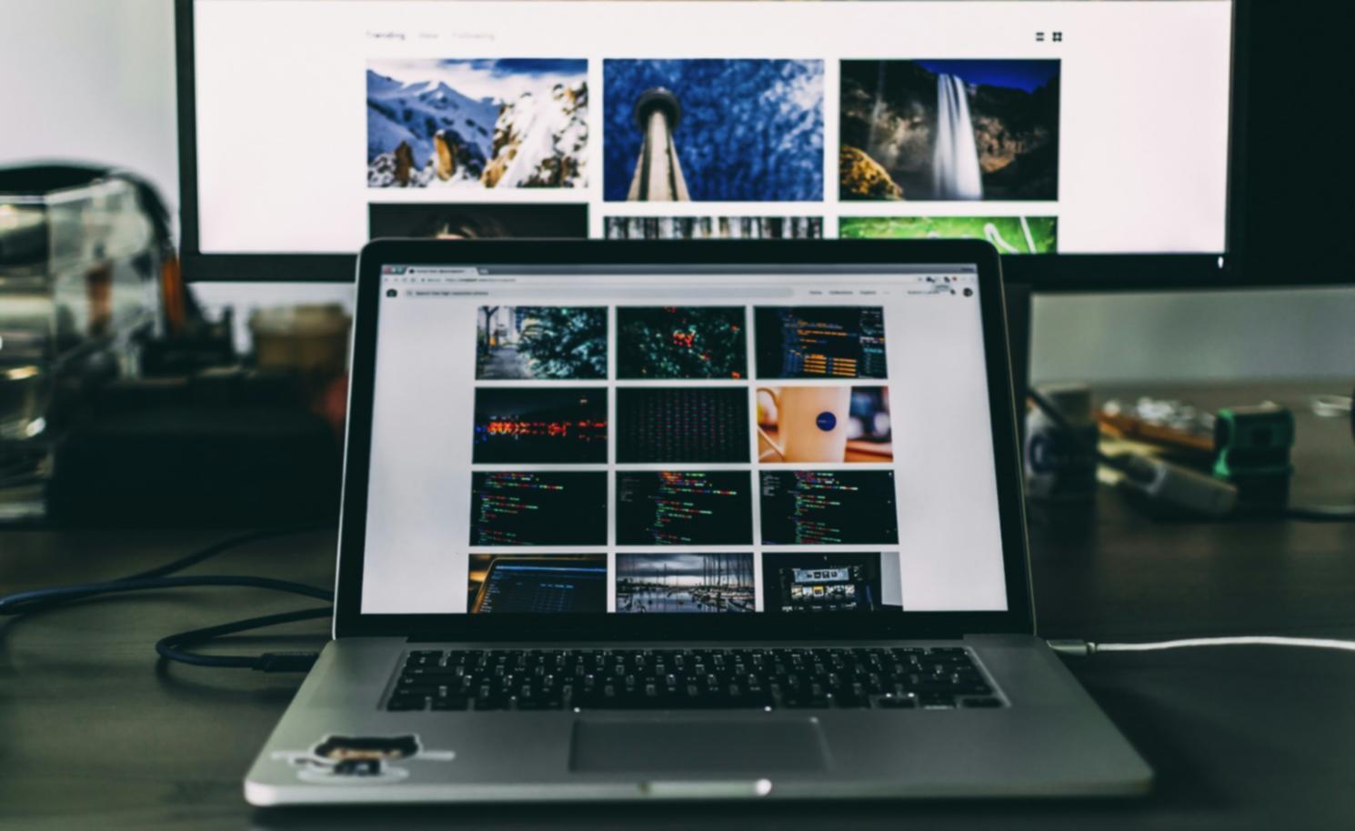 Arbeitsplatz mit Laptop, Notizbüchern und Finanzplanungsmaterialien